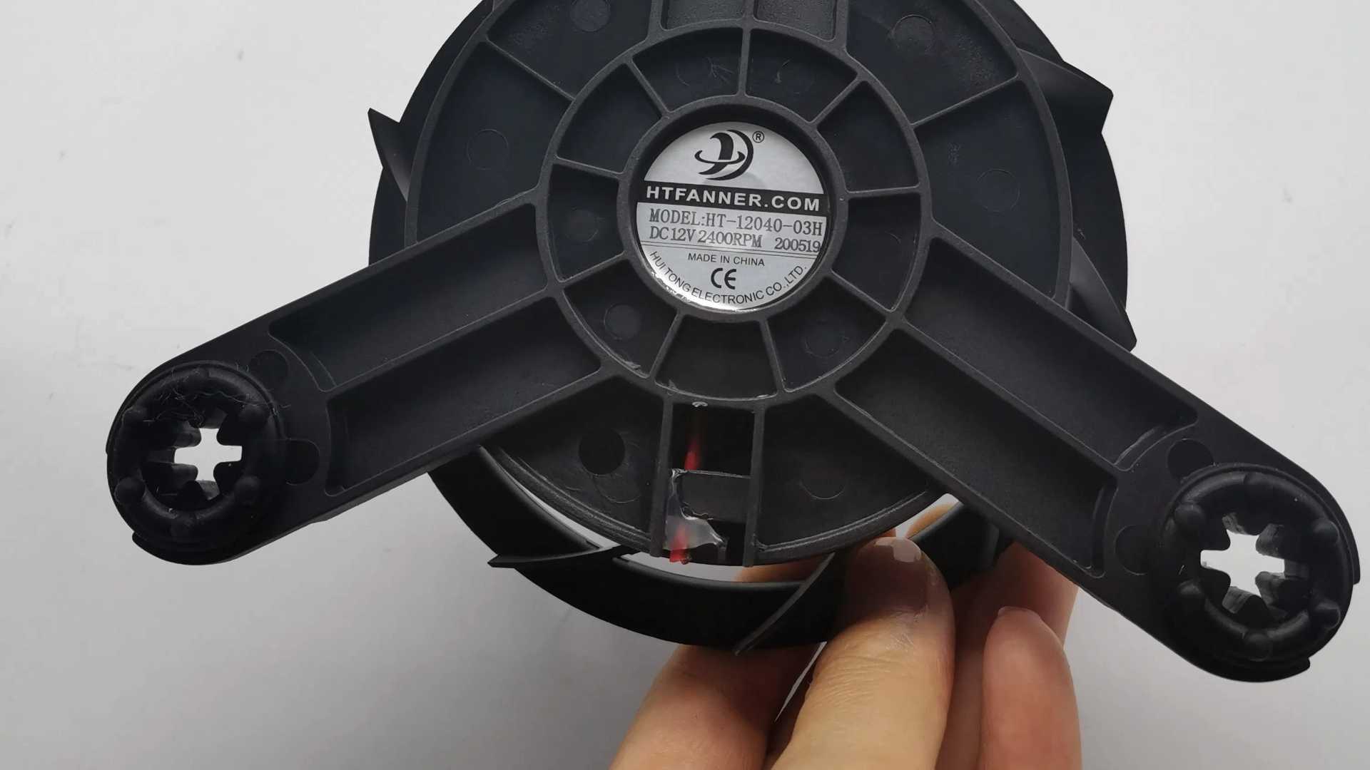 直流风扇更难安装吗？